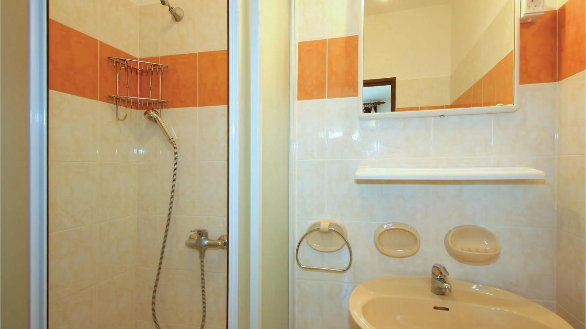 Nice Apartment In Jadranovo With Wifi 0*,
